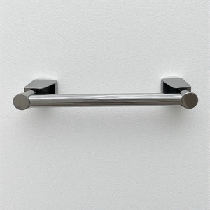 Porte-serviettes en métal de qualité supérieure avec ton argent poli Artisan conçu à la main pour les intérieurs décoratifs et les écrans de salle de bain. - Product Image 6