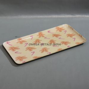 Charmant plateau de service à la crème rectangulaire avec un design ludique en pain d'épice parfait pour les friandises de vacances et les rassemblements festifs - Product Image 1