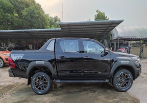 รถยนต์มือสองคุณภาพสูง ปี 2023 รุ่น Hilux Revo Rocco Smart Cab เครื่องยนต์ดีเซล 2.8 ลิตร ขับเคลื่อน 4 ล้อ เกียร์อัตโนมัติ 4x4 สำหรับงานอุตสาหกรรม DIY รองรับ OEM ODM - Product Image 3