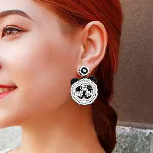Boucles d'oreilles en perles de panda roux, boucles d'oreilles élégantes faites à la main en perles de graines, bijoux uniques à la mode, fabrication artisanale, design créatif - Product Image 4