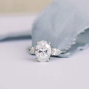 Anillo de diamante de moissanita de corte brillante ovalado y pera de oro blanco de simulación de lujo, 2,25 quilates para mujer, anillos de compromiso de boda - Product Image 2