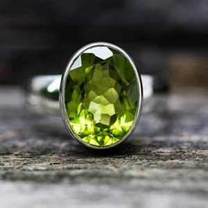 พลอยเพียวริโด้ต์ธรรมชาติรูปไข่พร้อมแหวนแต่งงานผู้ชายเงินแท้ 925 ของขวัญสําหรับเขาในโอกาสพิเศษ - Product Image 2