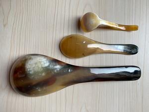 Cuillère en corne d'animal polie, authentique, artisanale et écologique - Durable, élégante et unique pour une utilisation en cuisine par Crescent Crafts - Product Image 3