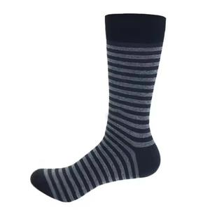 2025 Chaussettes de sport en polyester élégantes pour hommes les plus vendues en gros de bonne qualité multifonctionnelles antidérapantes - Product Image 4