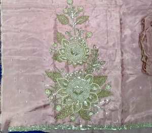 Costumes en soie pour femmes indiennes brodées à la main non cousues de créateur moderne pour les fêtes de style traditionnel - Product Image 1