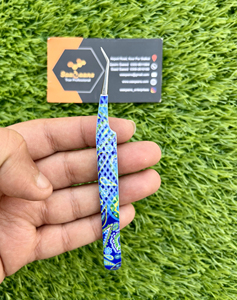 Pinzas de extensión de pestañas de acero inoxidable con estampado de mármol personalizado, totalmente cerradas, agarre fuerte, Punta puntiaguda de acero sostenible privada - Product Image 1