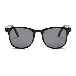 RTS 2025 Gafas de sol clásicas personalizadas OEM para hombres y mujeres Marco negro o transparente con lentes UV Nuevo stock - Product Image 4