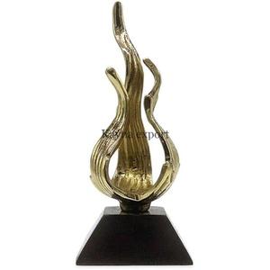 Sculpture de feuille plaquée or de luxe, support en aluminium, artisanat en métal, objet décoratif, design scandinave, écologique, bureau, salon - Product Image 4