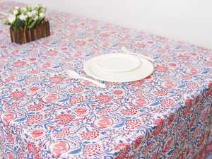 Mantel y juego de mantelería con diseño floral en azul paloma y rosa flamenco sobre fondo blanco, estampado a mano, regalo para mamá - Product Image 2