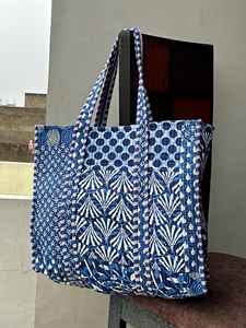 Bolso acolchado con estampado floral a mano para mujer, bolso de hombro espacioso y ligero para ropa informal, Compras o viajes de un día - Product Image 4