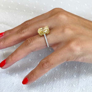 Anillo de Diamante Amarillo de Laboratorio con Certificación IGI, 8.00ctw, Corte Elegante Tipo Cojín, Halo Oculto de Dos Tonos - Product Image 3