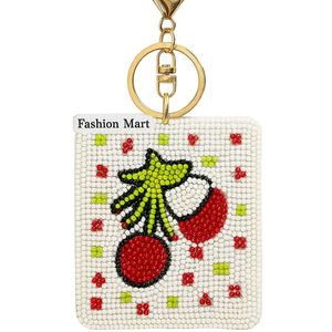 Llavero personalizado con cuentas a mano y diseño de cereza, fondo de cuentas blancas, accesorio de moda hecho a mano para bolsos y regalos - Product Image 1