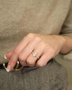 Bague solitaire en moissanite taille ovale 6x9 mm avec accents de moissanite ronds, plaquée or, bague de fiançailles, bague de mariage, bijoux en gros - Product Image 2