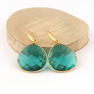 Pendientes hipoalergénicos con apatita de corte checker y cuarzo, con forma de corazón, engaste de bisel, chapados en oro de 18k, con gancho. - Product Image 3