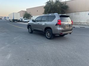 2022 pour T0y0ta Prado avec toit ouvrant et sièges en cuir Diesel Turbo-Moteur Intérieur foncé - Product Image 6