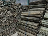 Poteau en bambou à fente très vendu pour les projets de construction de structures de soutien, les ateliers de bricolage et la mise en place de cadres au Vietnam