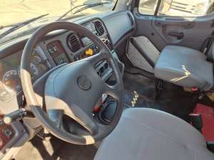 Offres abordables sur un camion plateau d'occasion 2020 M2 106 à double essieu de 28 pieds - 350 CV, boîte automatique 6 vitesses, livraison porte-à-porte - Product Image 2