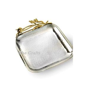 Plateau de service martelé en acier inoxydable avec poignée en feuille d'aluminium Plateau de collations alimentaires de qualité exclusive en Inde - Product Image 1