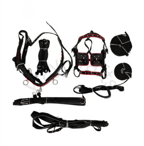Harnais de conduite de cheval en Nylon verni noir avec clignotants à tuyauterie rouge Goujons en métal Garnitures chromées entièrement rembourrées pour chariot - Product Image 1