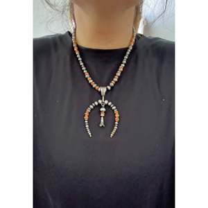 Collar de Perlas Naja de Plata de Ley y Ostra Espinosa Hecho a Mano por los Navajo, Joyería Cultural Coleccionable - Product Image 2