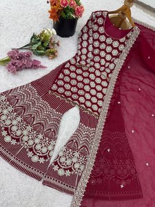 Spécial Mois de l'Aïd : Kurti et Sharara avec Dupatta, broderie lourde des deux côtés et travail de séquence, couleur magnifique, style col rond, en vente - Product Image 6