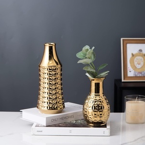 Jarrón de metal chapado en oro Decoración de metal atemporal Florero personalizable Florero elegante personalizado para el hogar y la Oficina - Product Image 4