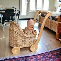Poussette pour bébé en rotin vintage faite à la main avec panier de rangement, poupées en osier et jouet pour la décoration de la chambre des enfants