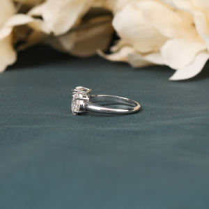 Oro macizo de 18K 3,00 TCW Lab Grown Emerald Asscher Cut Anillo de compromiso Anillo de regalo de dos piedras de lujo con certificado IGI - Product Image 4