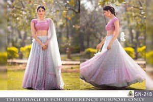 Niñas de alta calidad Lehenga Choli estilo Bollywood bordado pesado y trabajo múltiple hecho de seda y rayón para boda - Product Image 6