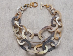 Collar de Lujo Hecho a Mano con Cuerno de Búfalo, Joyería Natural y Sostenible para Mujer, Alta Calidad - Product Image 3