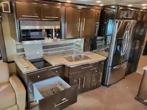 Autocaravana N-E-W-M-A-R-KING A-I-R-E 4561, Modelo 2008, Usada en Buen Estado, Alto Rendimiento, 36 pies de Largo, 2000 kg de Carga Útil, Color Oscuro, en Venta - Product Image 4