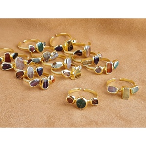 Elegante Anillo de Moda Chapado en Oro con Detalles de Piedras Naturales para Reventa en Boutiques - Product Image 4