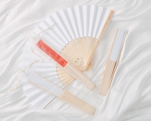 Éventail à main en plastique avec logo personnalisé Éventail pliable rond pour les cadeaux de remerciement de mariage, les promotions des invités et la publicité événementielle - Product Image 3