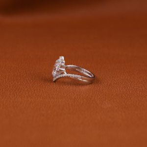 Anillo de compromiso de diamante cultivado en laboratorio chapado en oro sólido de 18 quilates con corte de estilo clásico, regalo de cumpleaños perfecto para ella - Product Image 2