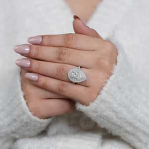 แหวนหมั้นเพชรแล็บไดมอนด์ทรงลูกแพร์ ดีไซน์สวยงาม ประดับเพชรสองชั้น - Product Image 2