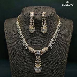 Collier traditionnel AD serti de boucles d'oreilles bijoux en diamants artificiels magnifiquement fabriqués pour vêtements ethniques et événements spéciaux - Product Image 5