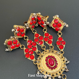 Paire assortie de harnais afghans rouges rubis Kuchi avec incrustations circulaires en pierre de résine et larges manchettes tribales gravées - Product Image 3