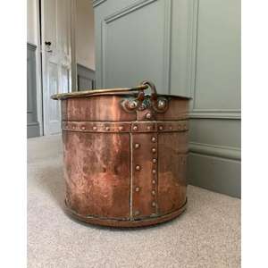 Cubo de carbón de cobre de aspecto antiguo Premium con pátina única y construcción duradera, perfecto para la decoración clásica del hogar - Product Image 3