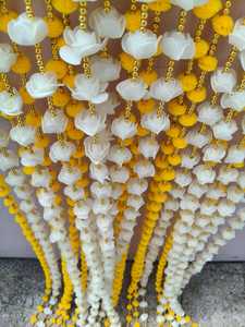 Guirnaldas de flores de espuma y Pompón de mezcla amarilla y blanca con campana para decoración de fondo, guirnaldas de cuentas doradas Ladi - Product Image 6