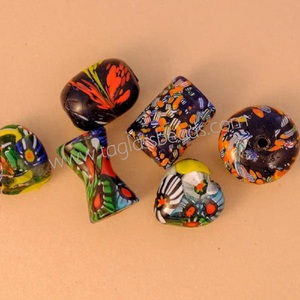 Grosses perles de verre teinté anciennes et anciennes, idéales pour les créateurs de bijoux et les magasins de perles. - Product Image 2