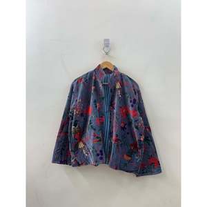Veste en velours imprimée du motif Jardin du Paradis, couleur Periwinkle Poussiéreux et Rouge Cramoisi, pour la saison printanière - Product Image 5