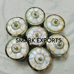 Caja de latón tradicional con Incrustaciones de nácar para almacenamiento de polvo Sindoor y bermellón Diseño decorativo hecho a mano - Product Image 1