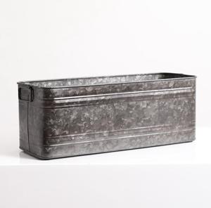 Jardinière galvanisée de style ferme, idéale pour les thèmes de décoration vintage, rehaussant le charme de tout espace extérieur. - Product Image 1