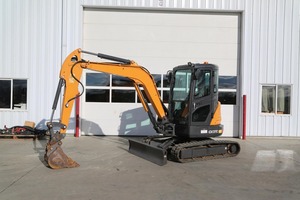 Miniexcavadora Case CX37C 2022 con cabina, dos velocidades, joystick auxiliar de 2 vías, brazo proporcional largo con soporte para pulgar y orugas de goma. - Product Image 4