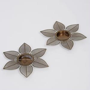 Bougeoir à thé doré en laiton de haute qualité avec conception de fleurs pour la décoration de Noël et de Diwali - Product Image 2