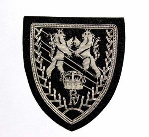 Insigne à coudre en feutre noir brodé à la main avec décoration en dentelle et fonction magnétique - Product Image 1