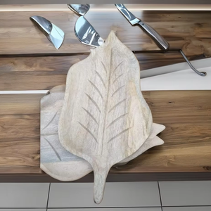 Tabla de cortar de madera natural más vendida de 2024 con mango grueso redondeado y varias formas para pizza y picar - Product Image 1