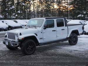 Jeep Gladiator Sport Crew Cab 4WD 2023, Color Oscuro Intenso, Usado, Volante a la Izquierda, Arranque Remoto, Asientos de Tela, Paquete de Equipamiento Popular - Product Image 2