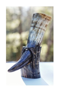 Cuerno Vikingo Auténtico Natural para Beber con Correa de Cuero Cosida y Soporte, Grabado Personalizado - Product Image 3