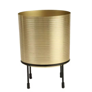 กระถางโลหะพร้อมขาตั้งดีไซน์ซับทองสำหรับใช้ในสวนบ้าน - Product Image 1